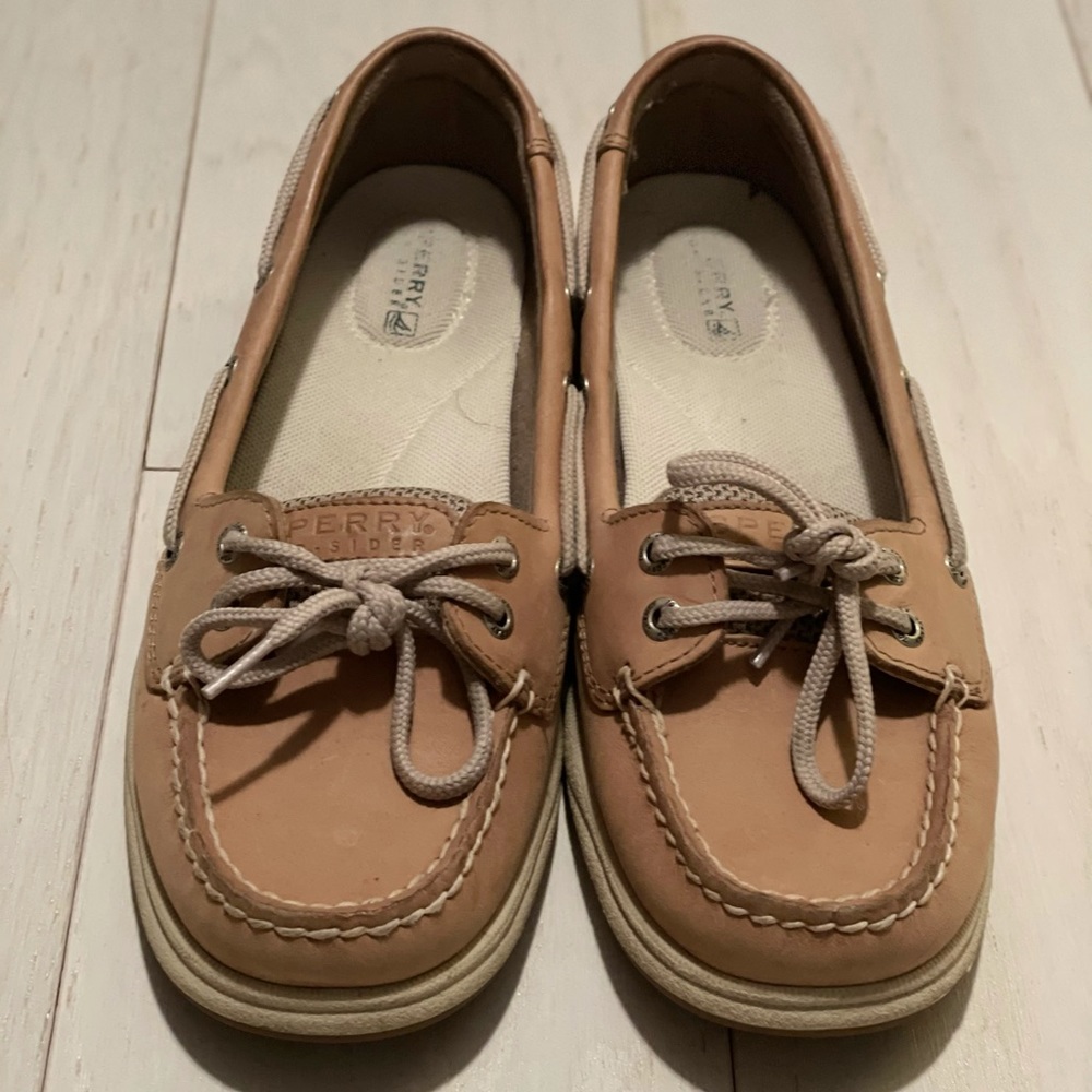Sperry tan size 8